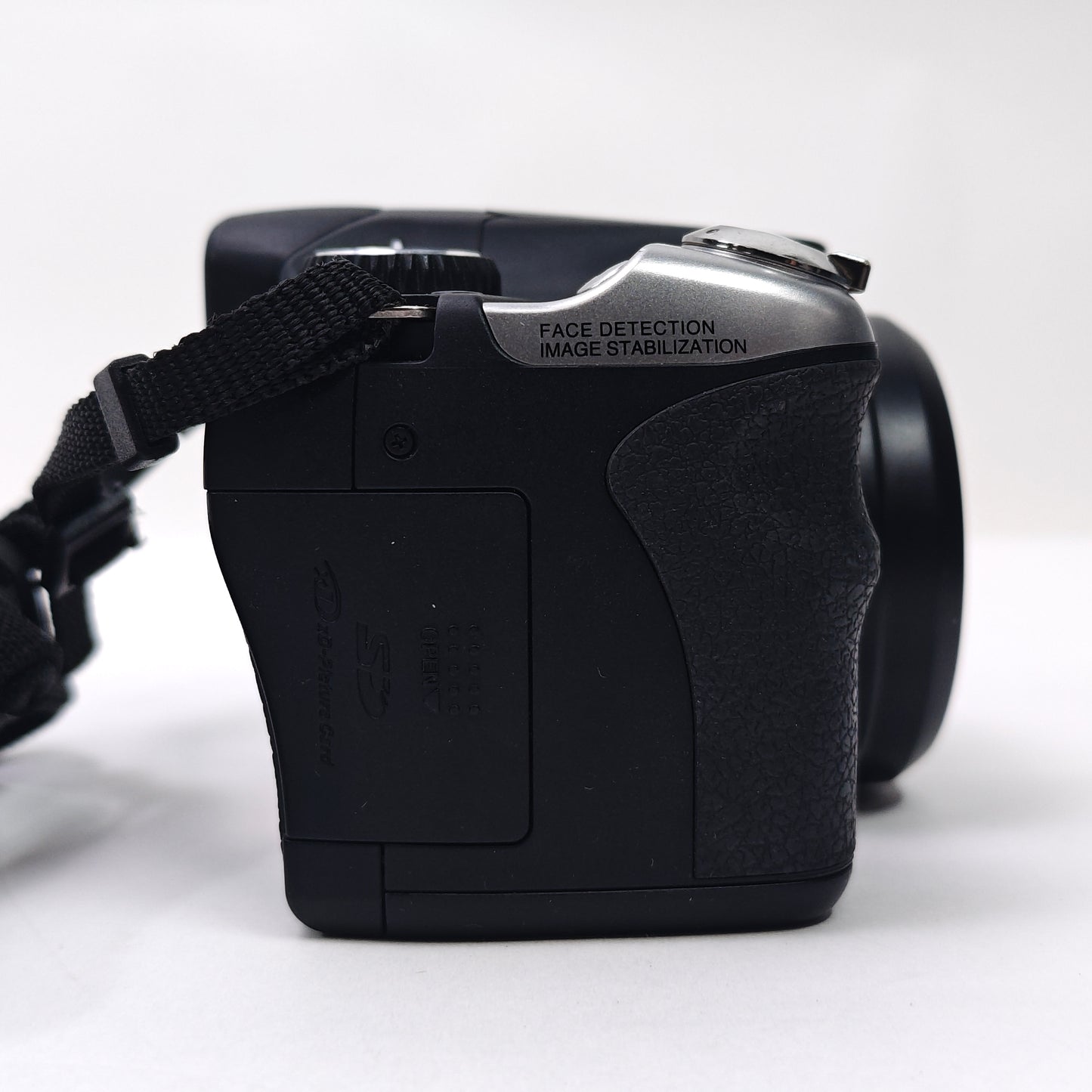 Fujifilm FinePix S8100fd 10.0MP Digital Camera